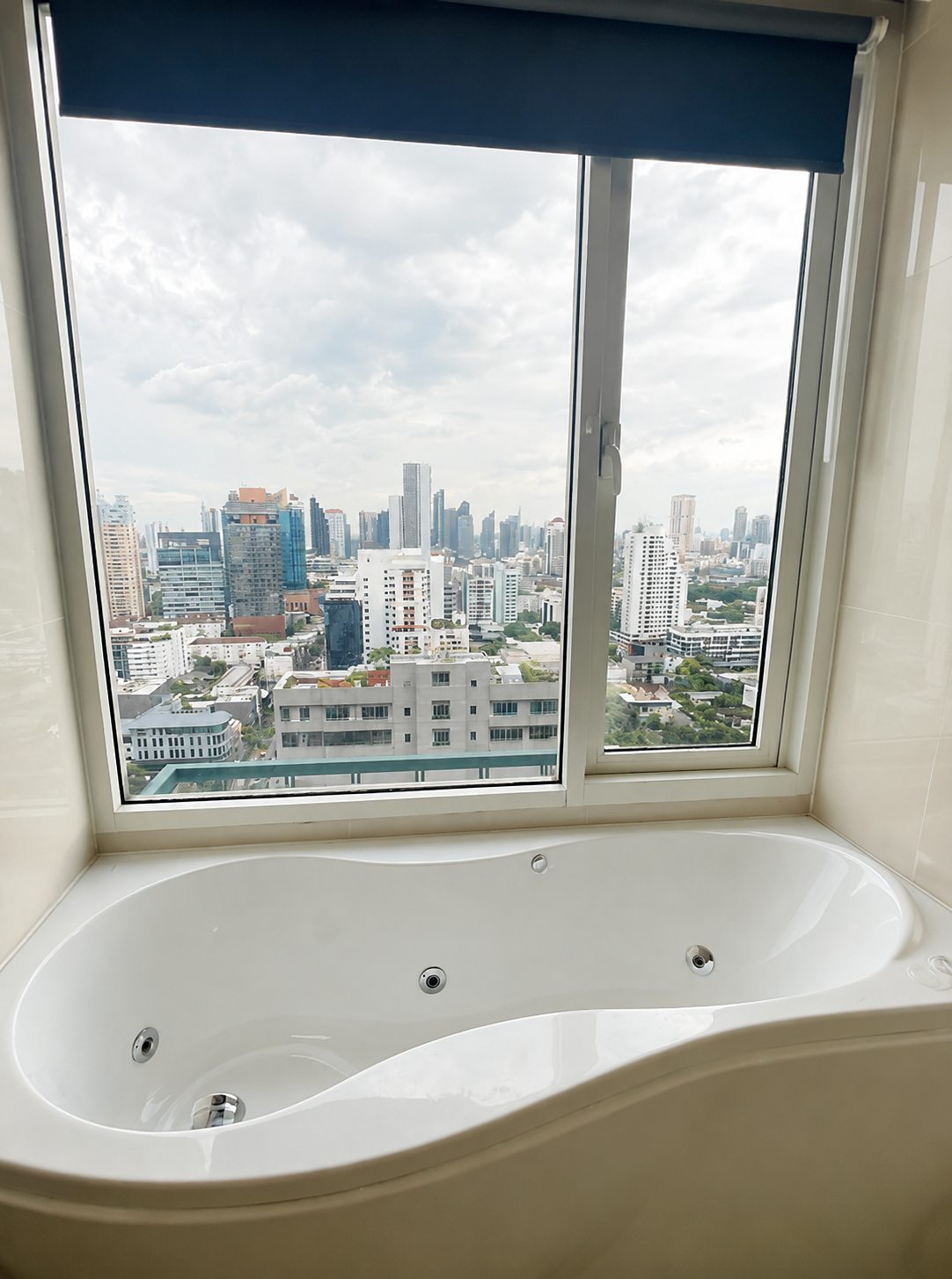 Ivy Thonglor: Bathtub with city view