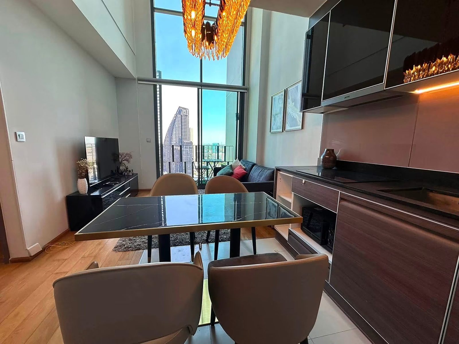 KEYNE by Sansiri: Dining area and kitchen