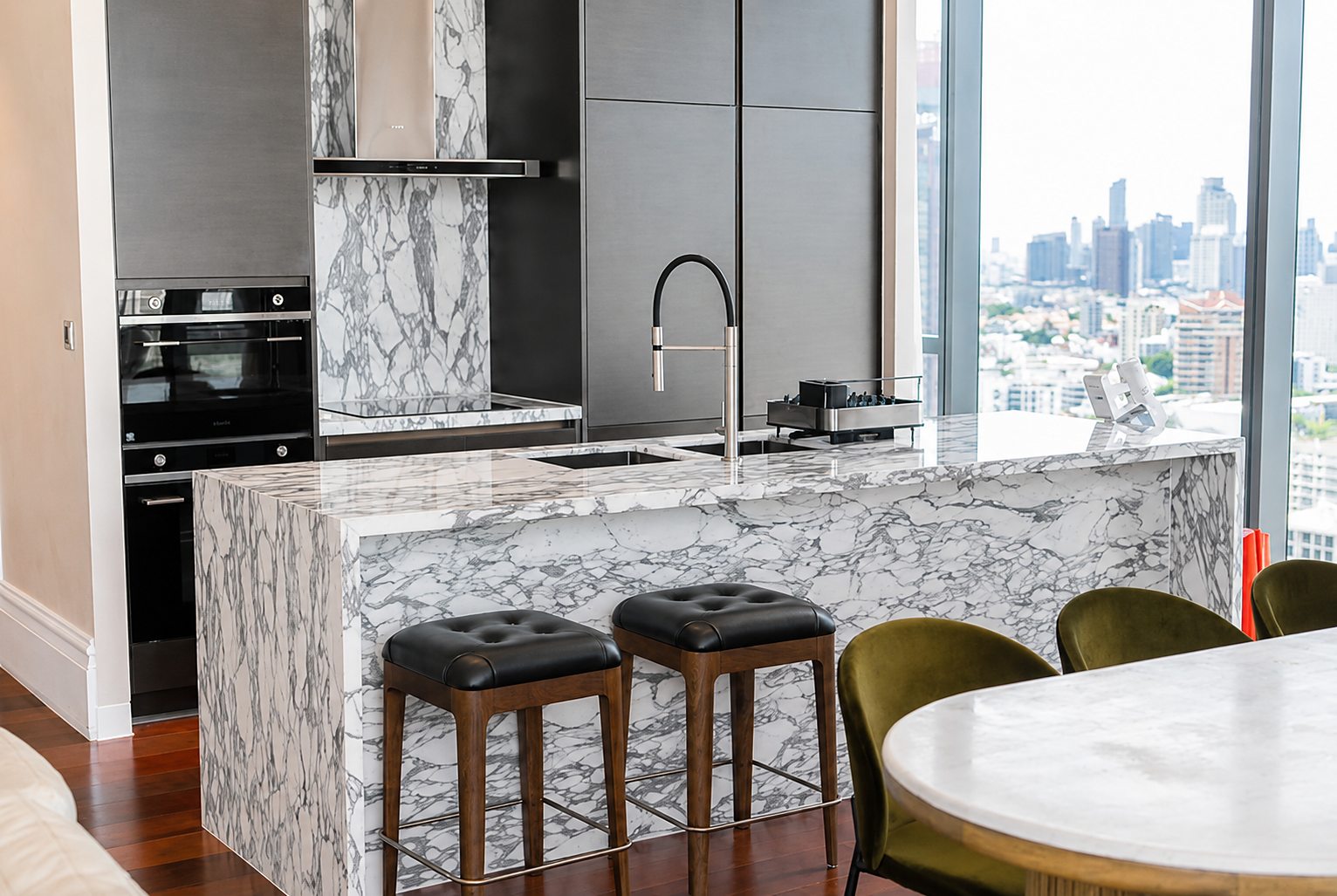 KHUN by YOO Thonglor: Kitchen with island