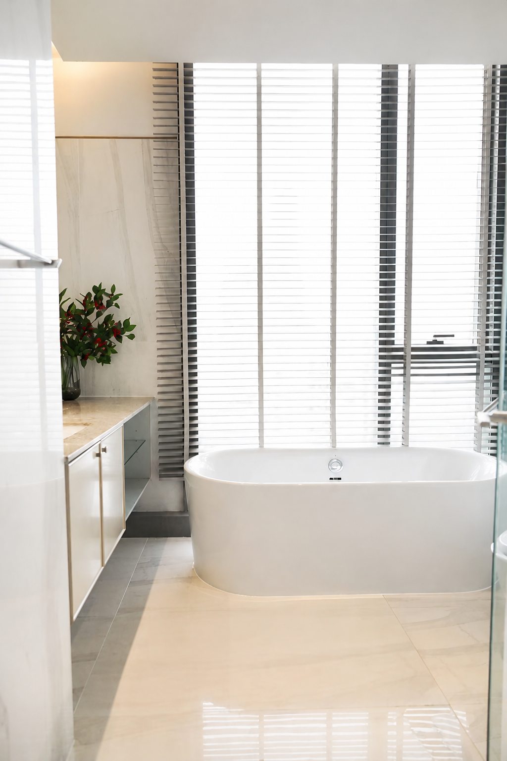 KRAAM Sukhumvit 26: Bathroom with bathtub