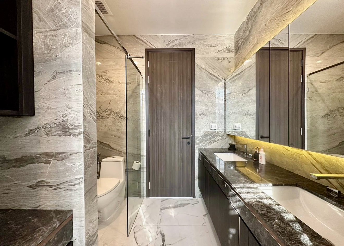 LAVIQ Sukhumvit 57: Bathroom