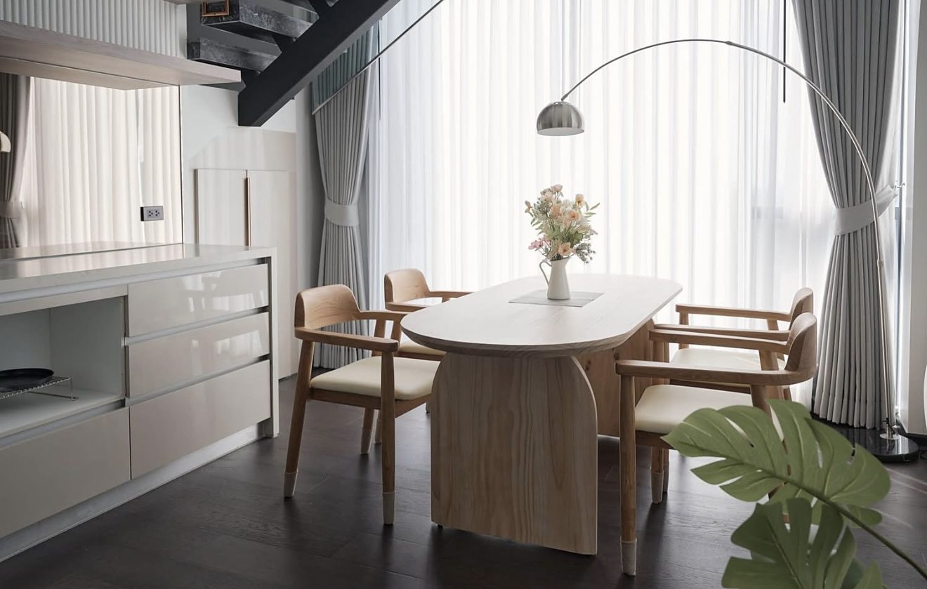 LAVIQ Sukhumvit 57: Dining area and kitchen