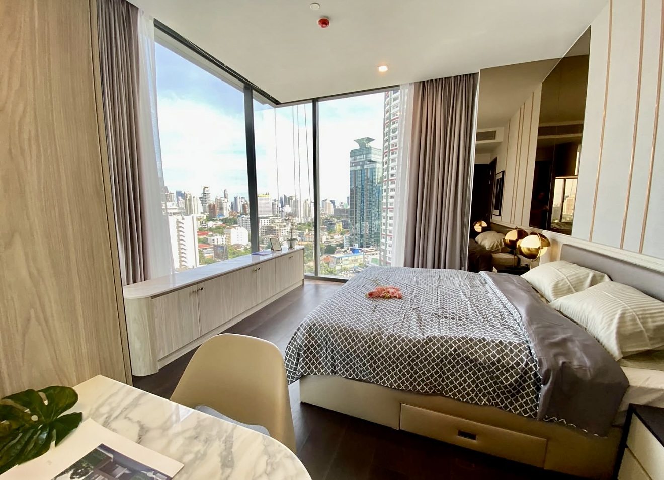 LAVIQ Sukhumvit 57: Master bedroom with city view