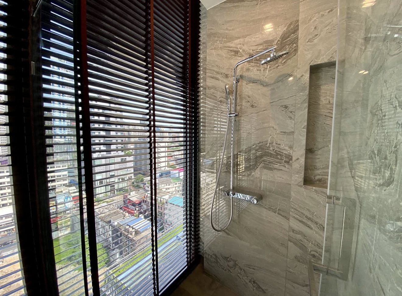 LAVIQ Sukhumvit 57: Shower with city view