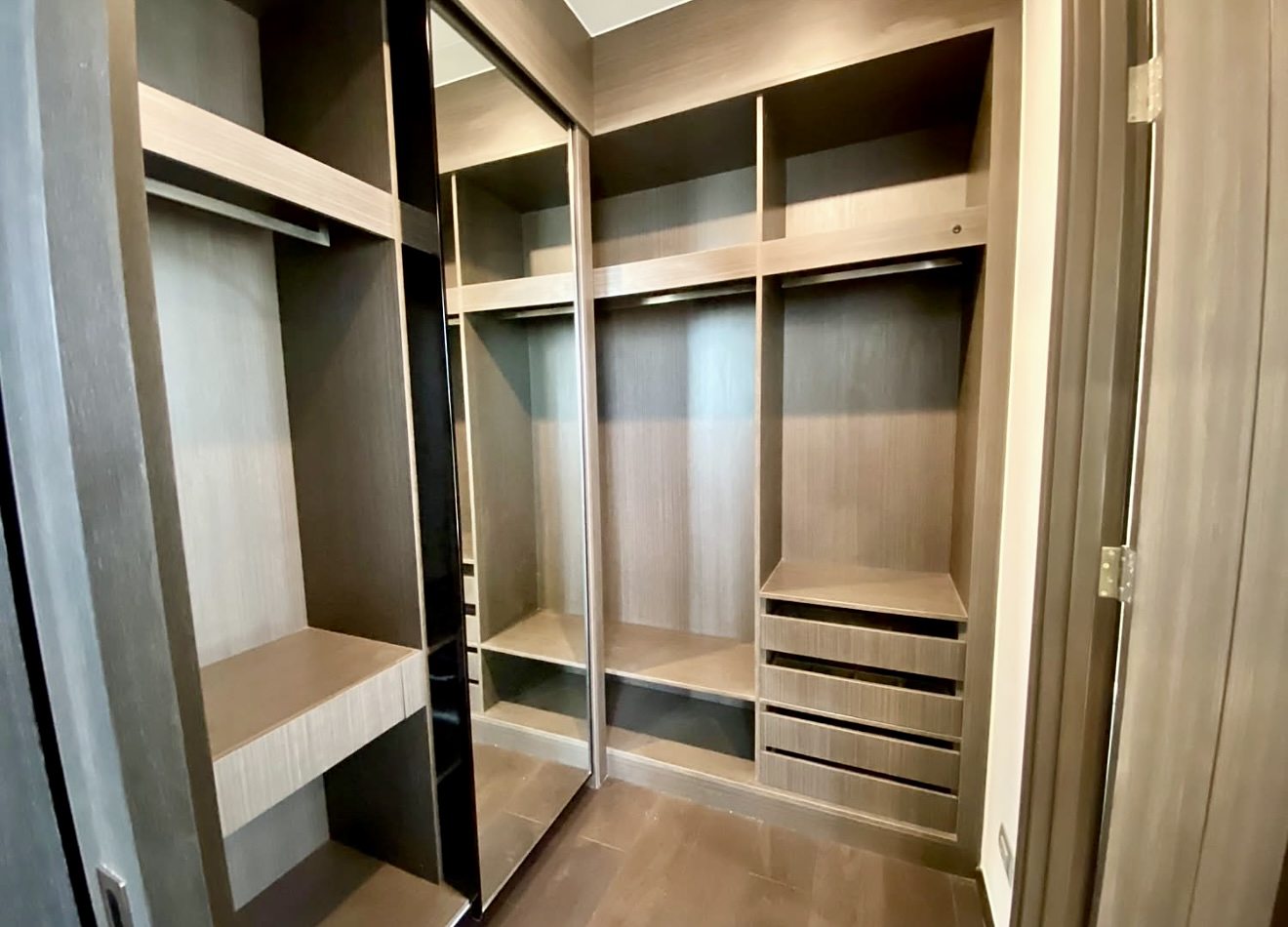 LAVIQ Sukhumvit 57: Walk-in wardrobe