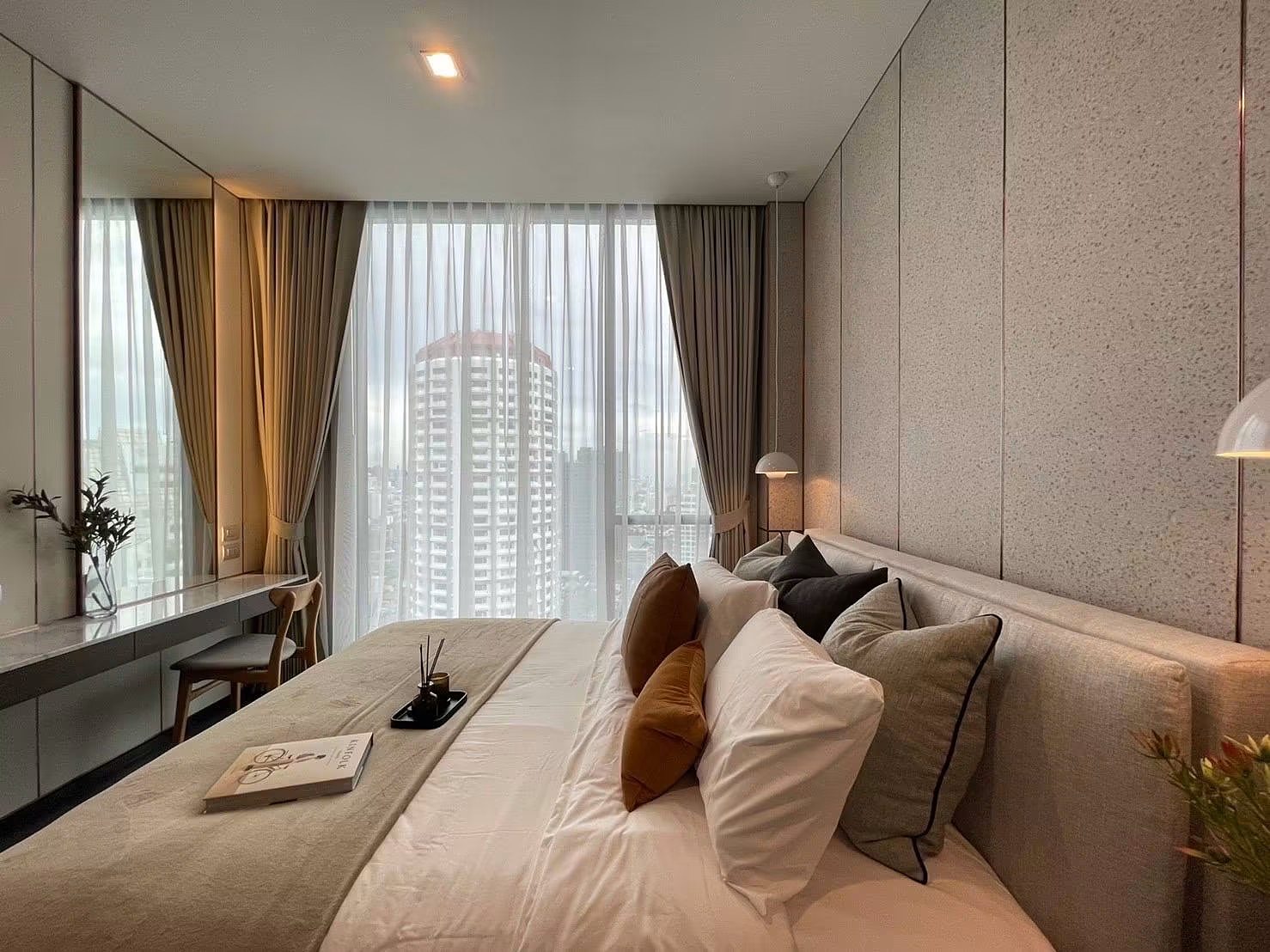 LAVIQ Sukhumvit 57: Bedroom with city view