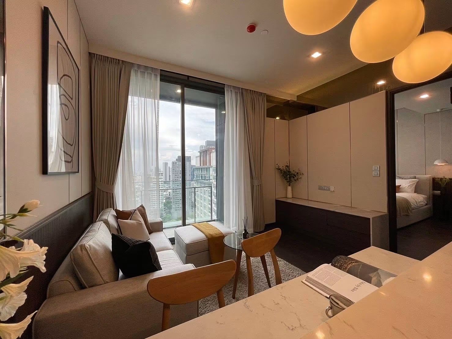 LAVIQ Sukhumvit 57: Living area with city view