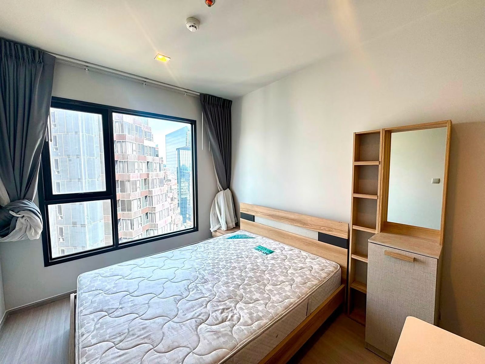 Life Asoke - Rama 9: Master bedroom