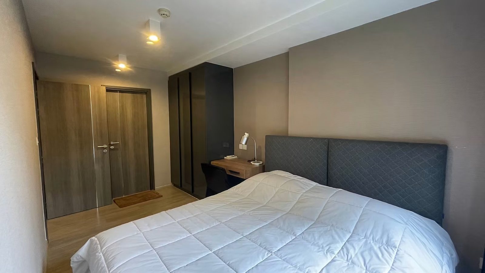 Maestro 02 Ruamrudee: Bedroom wardrobe view