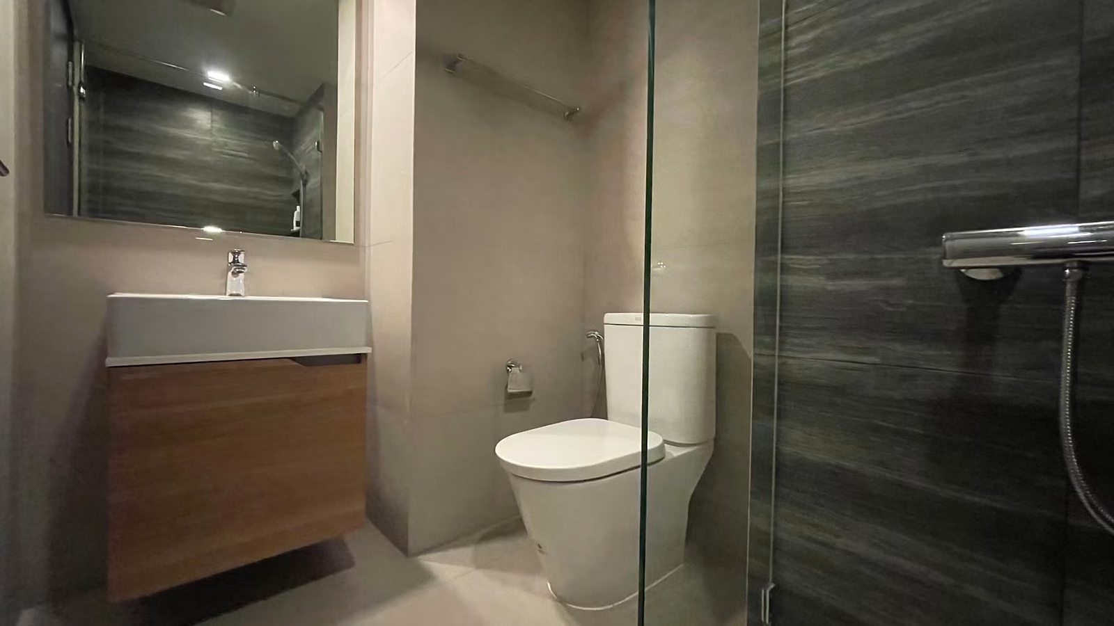 Maestro 02 Ruamrudee: Bathroom