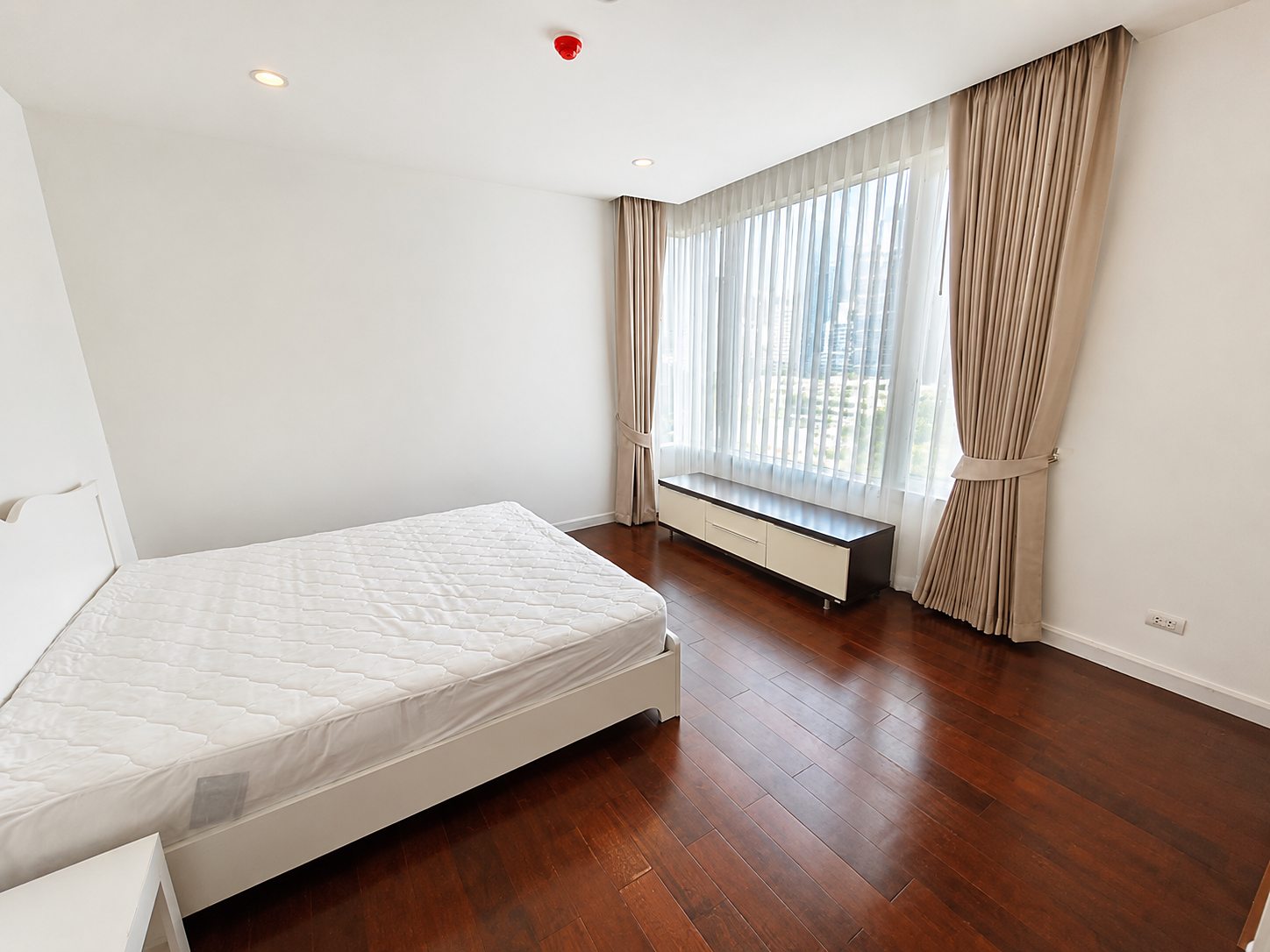 Manhattan Chidlom: Master bedroom