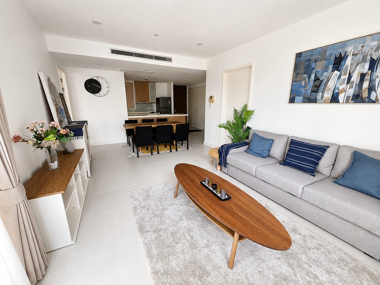 Manhattan Chidlom: Living and dining area