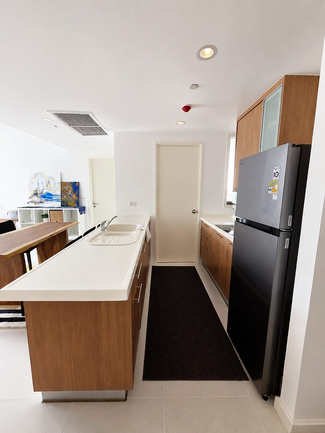 Manhattan Chidlom: Kitchen