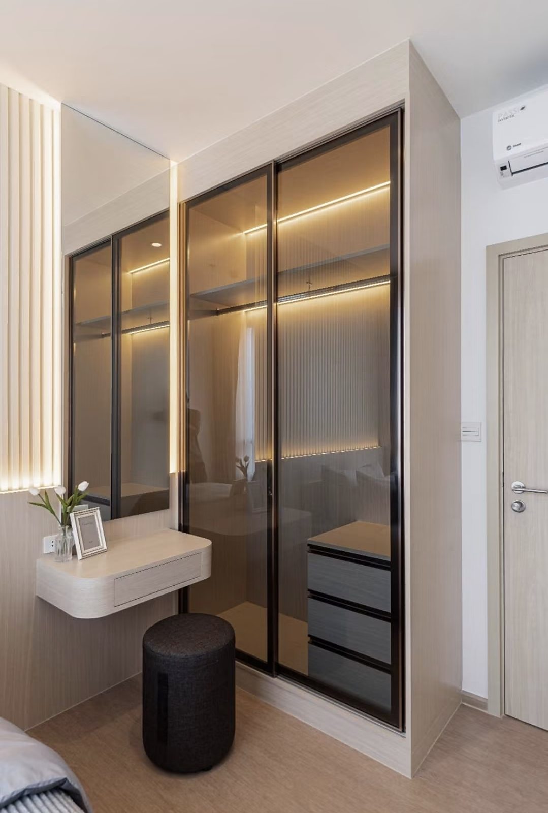 MARU Ekkamai 2: Wardrobe and vanity