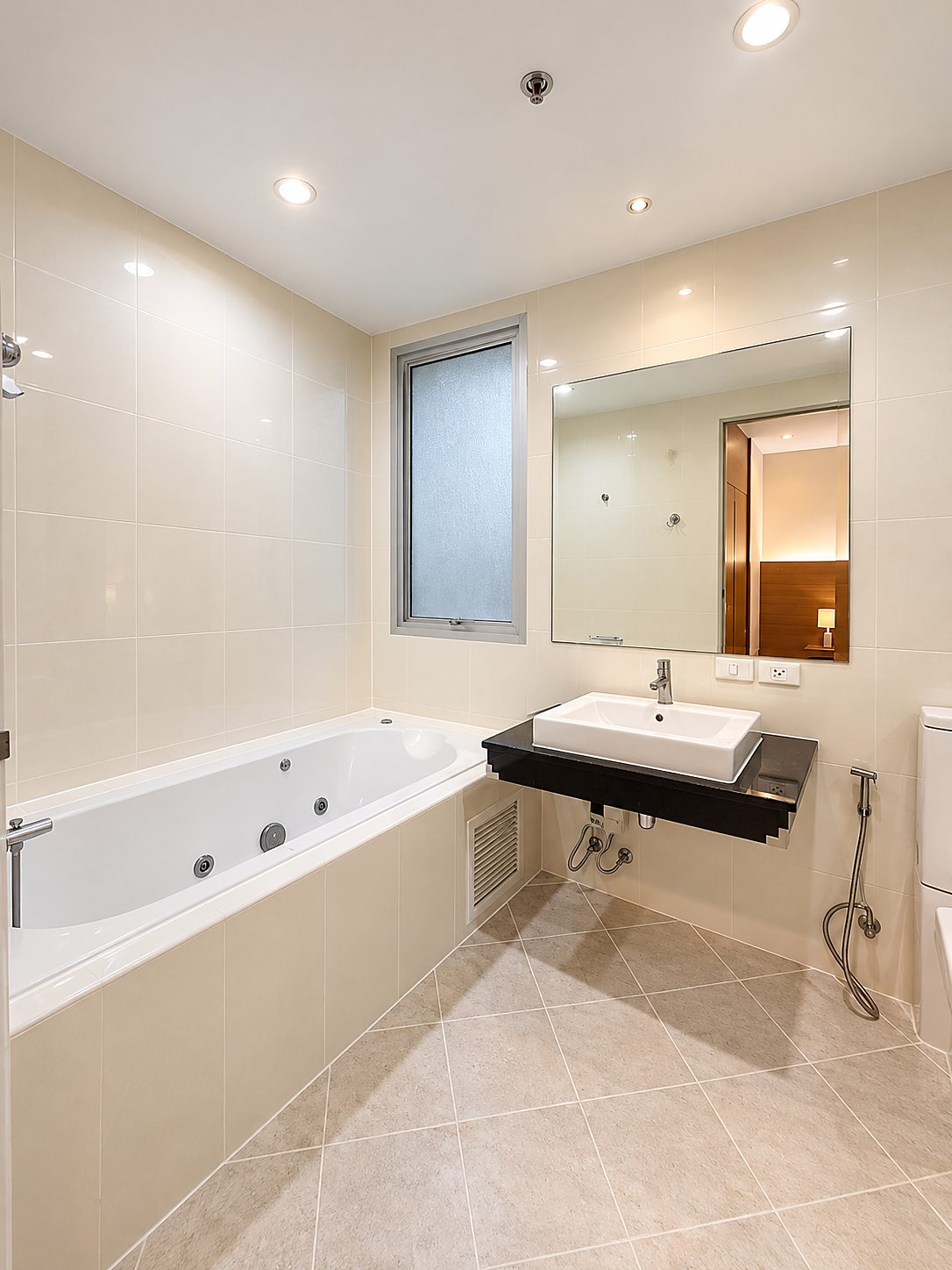 Master Centrium Asok: Bathroom with bathtub
