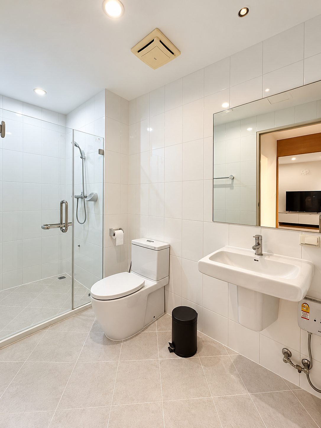 Master Centrium Asok: Bathroom