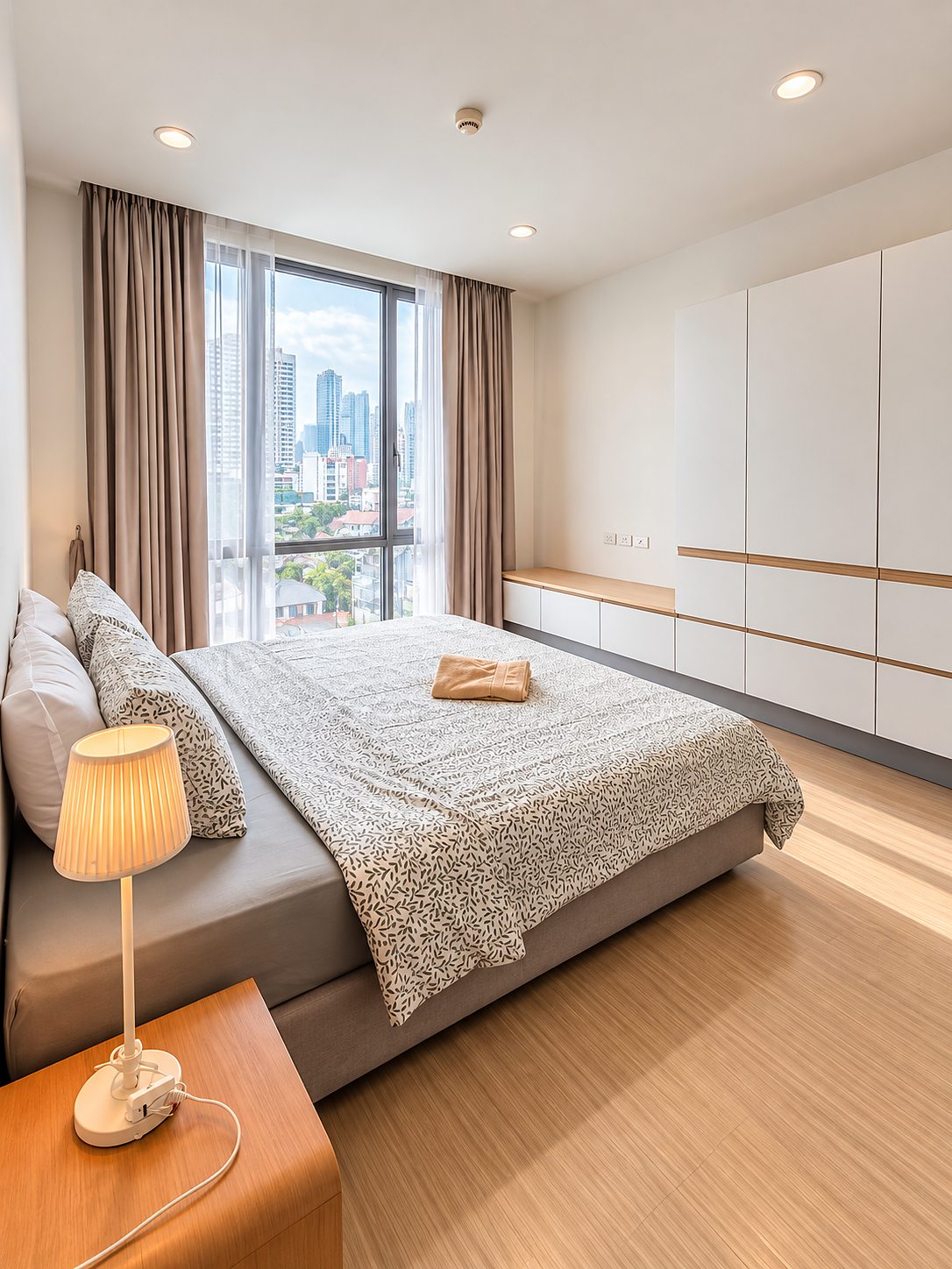 Mattani Suites: Bedroom with city view