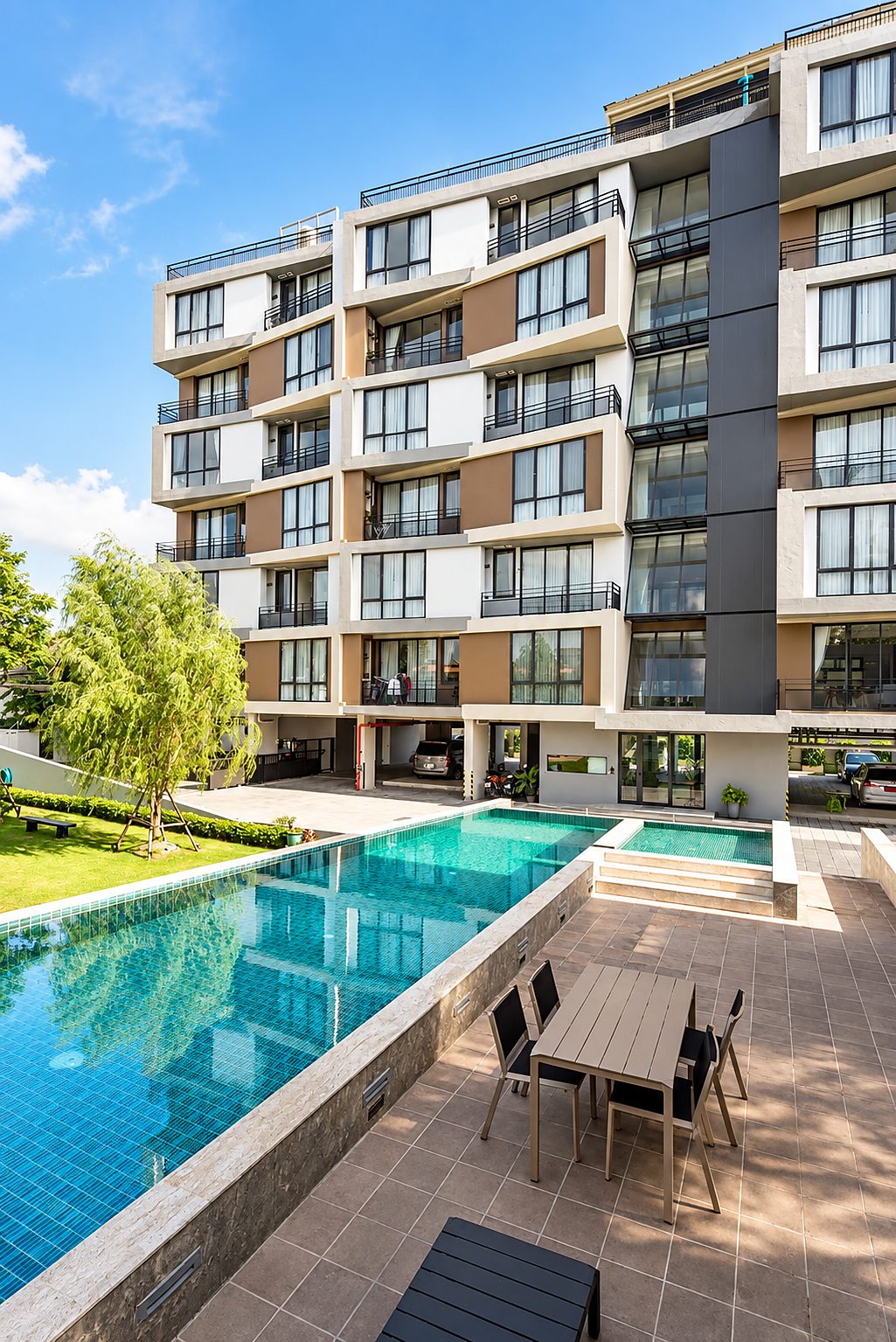 Mattani Suites: Swimming pool and building