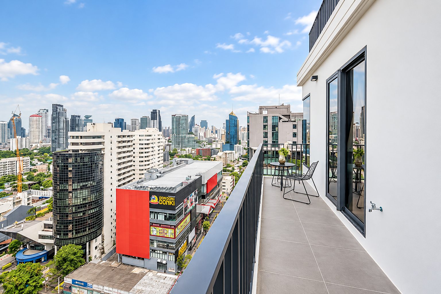 M Thonglor 10: Balcony city view