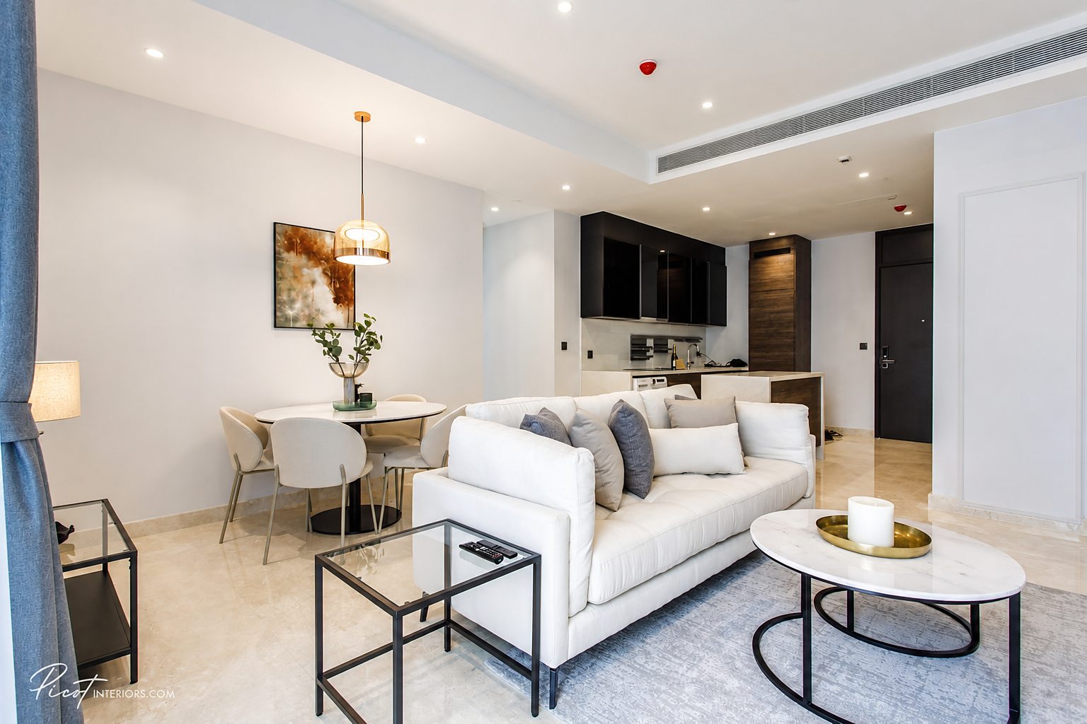 MUNIQ Langsuan: Living and dining area