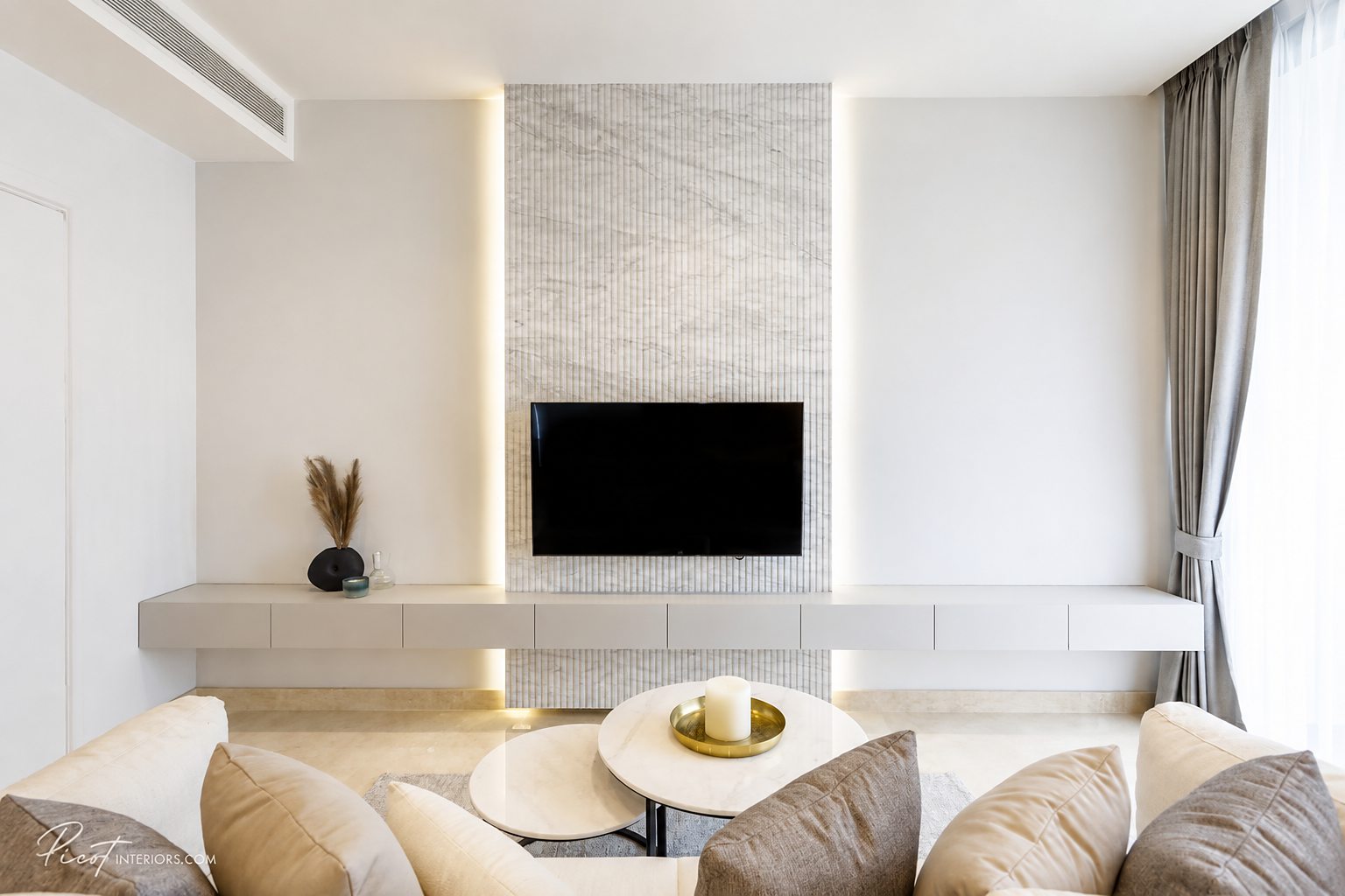 MUNIQ Langsuan: Living room TV wall