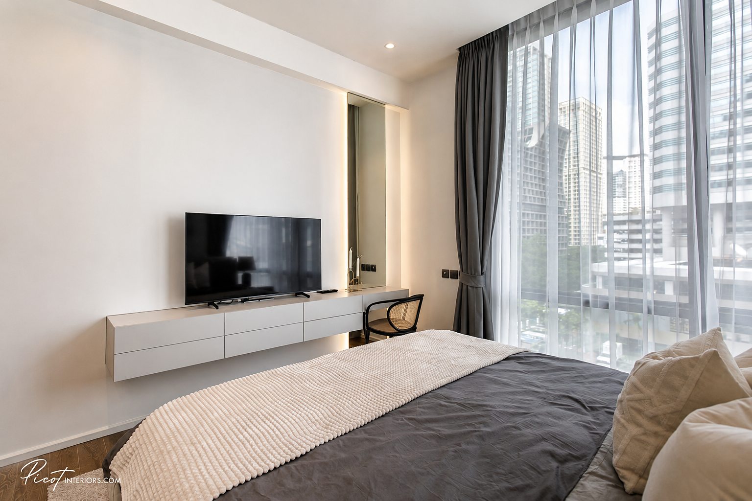 MUNIQ Langsuan: Bedroom with city view