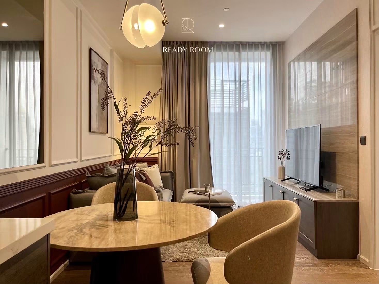 MUNIQ Langsuan: Dining and living area