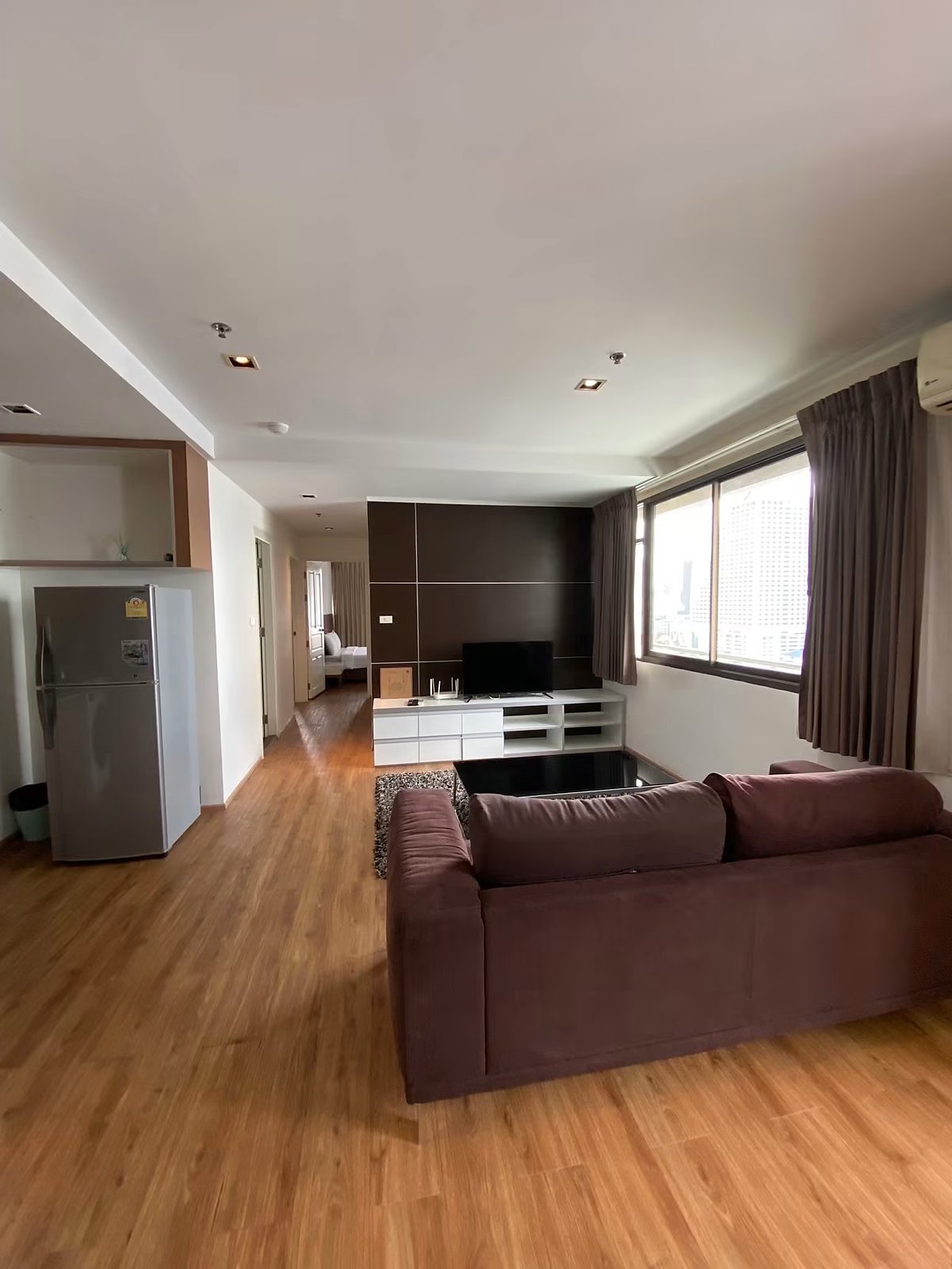 Nantiruj Tower: Open-plan living area