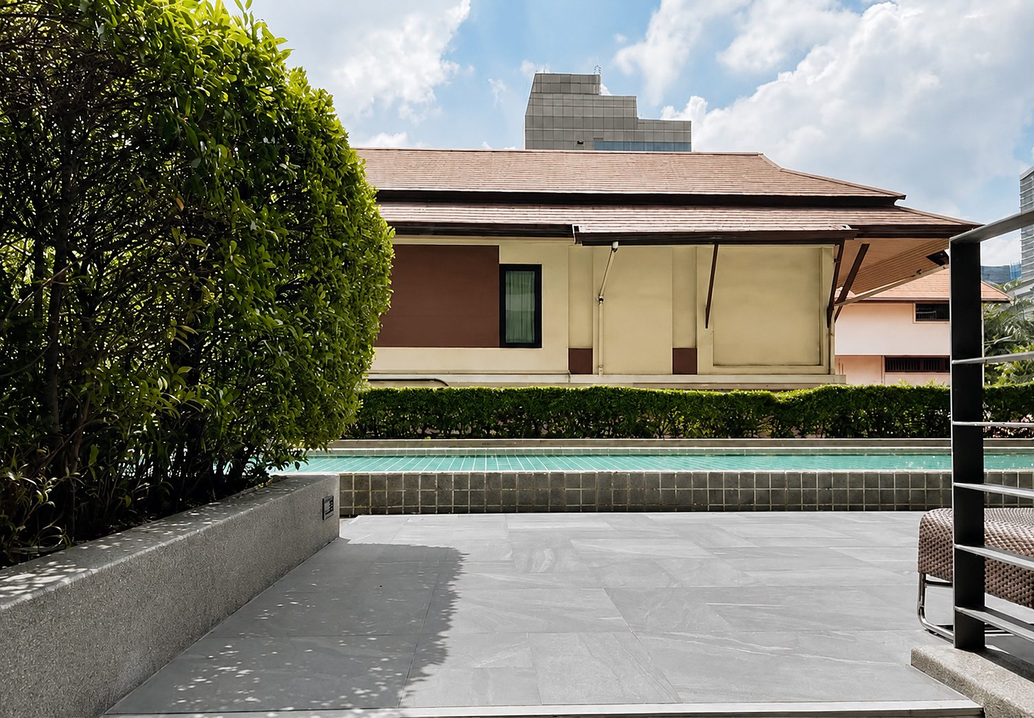 Noble Ambience Sarasin: Swimming pool terrace