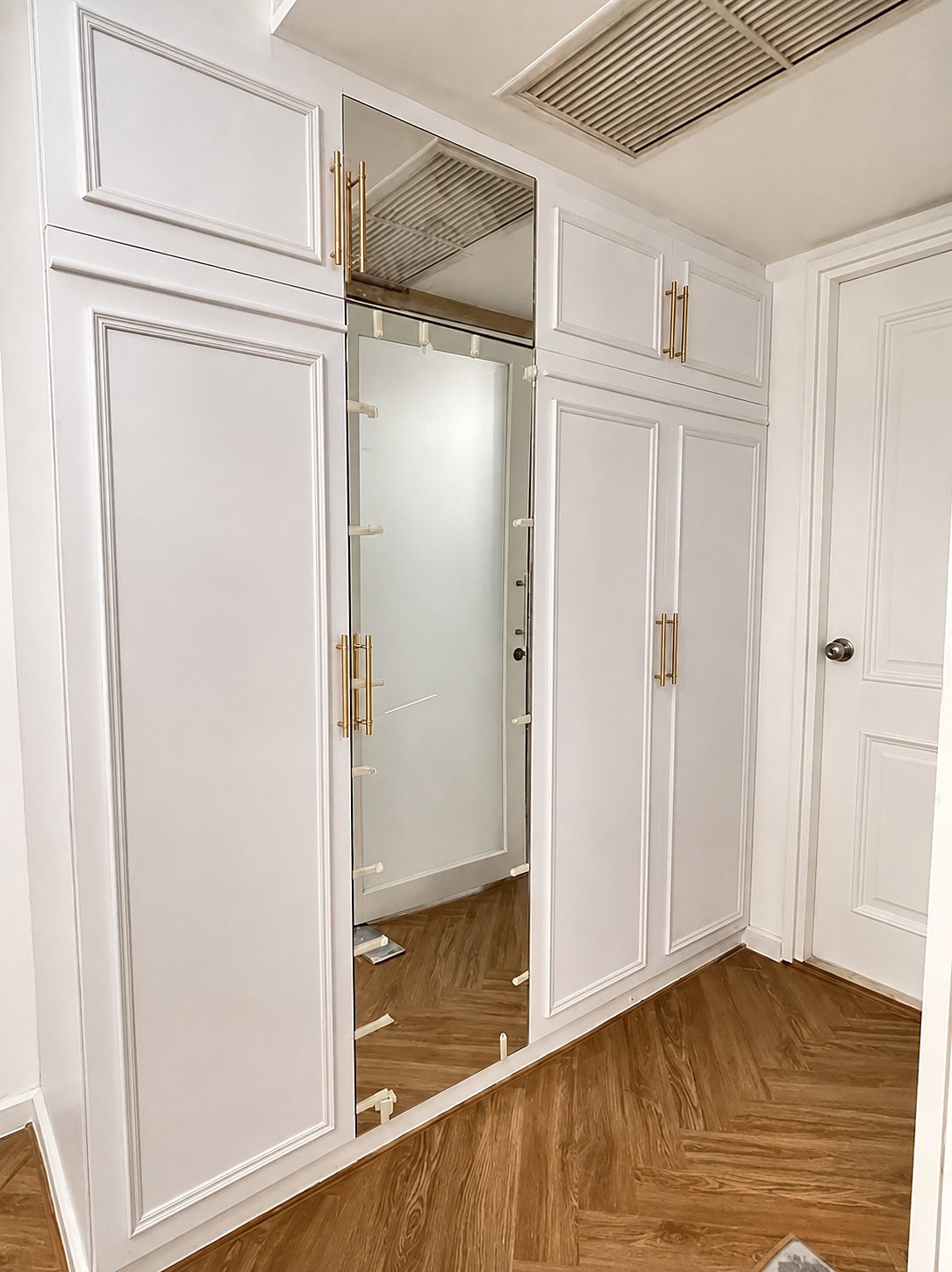 Noble Ambience Sarasin: Built-in wardrobe