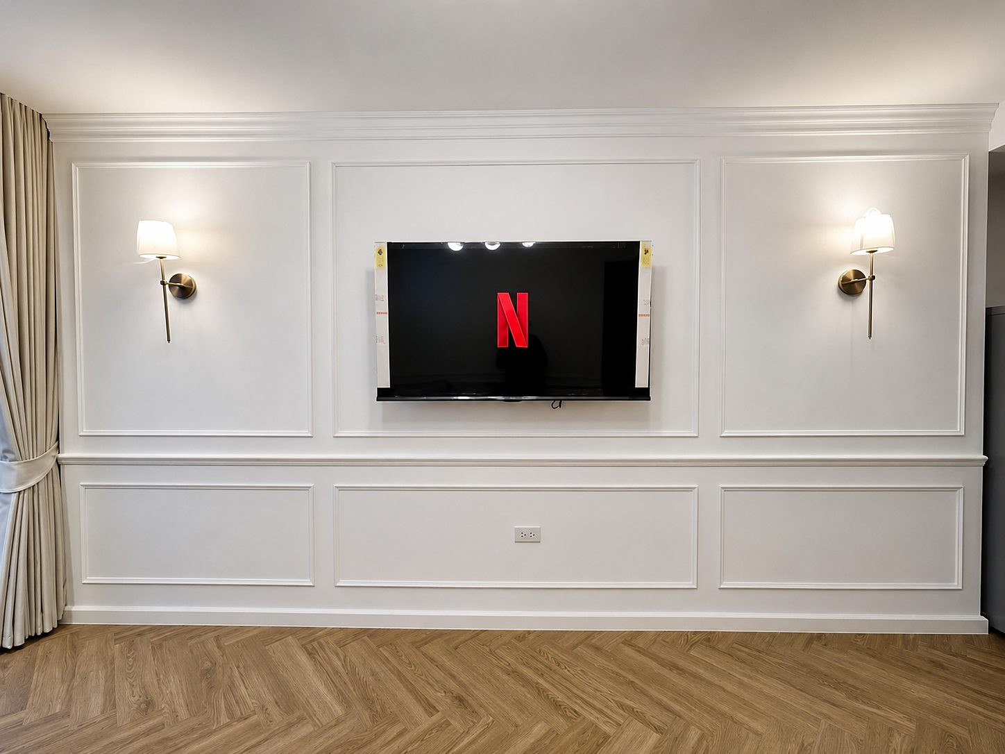 Noble Ambience Sarasin: Living room TV wall