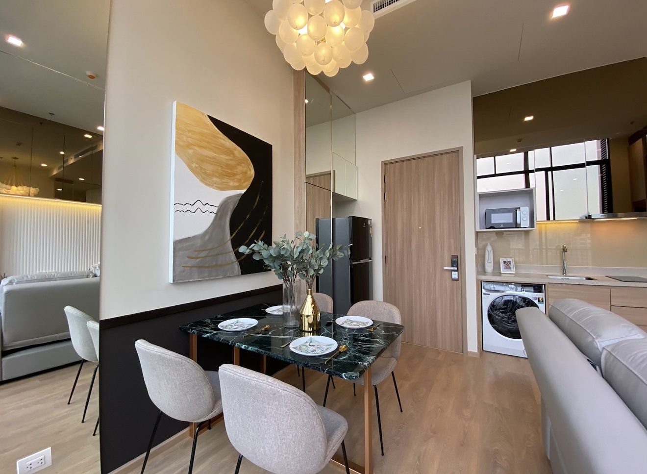 Noble Around 33: Dining area and kitchen