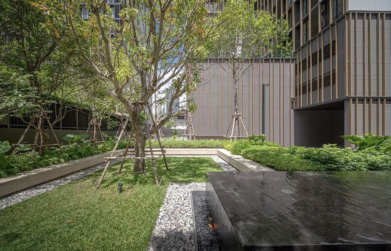 Noble Around 33: Courtyard garden