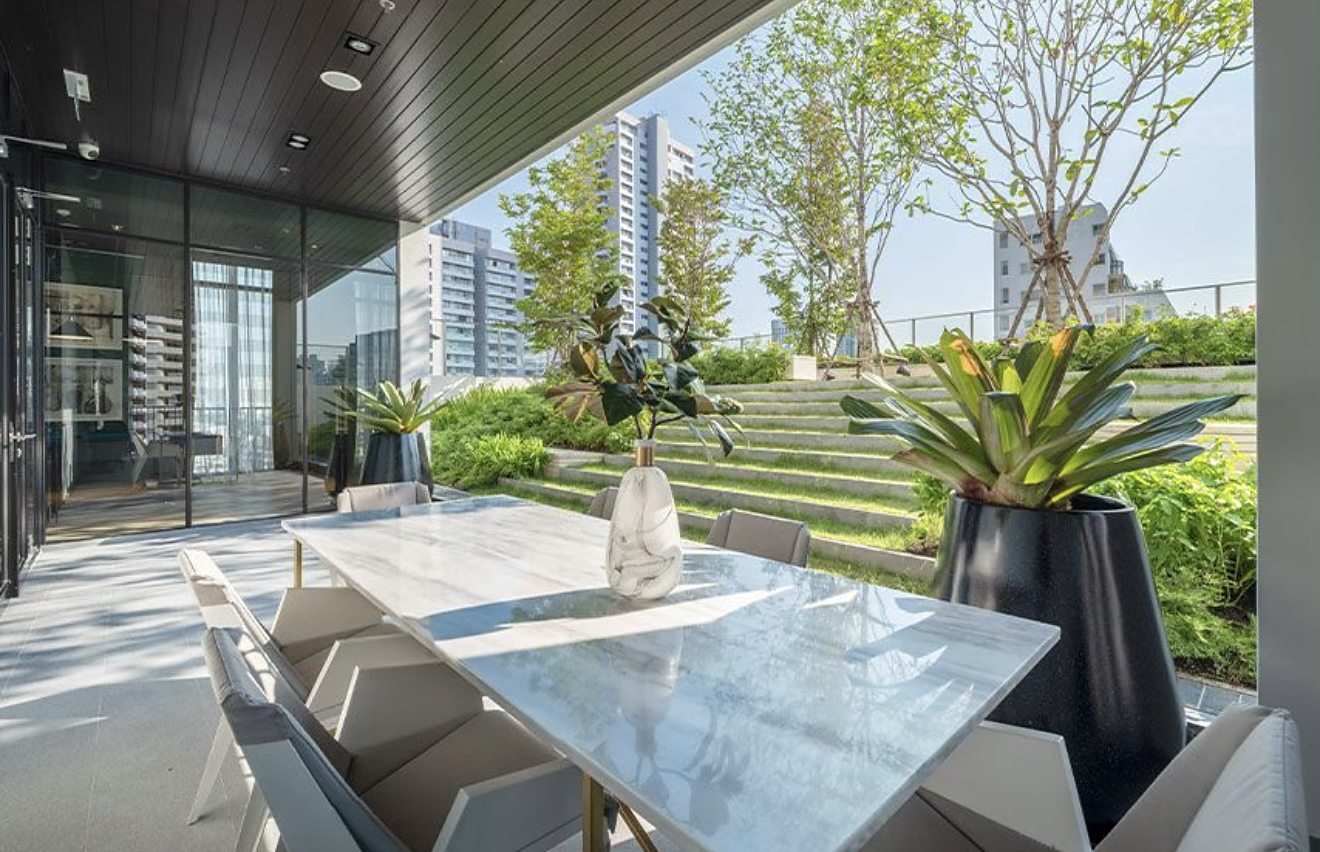Noble Around 33: Outdoor dining terrace