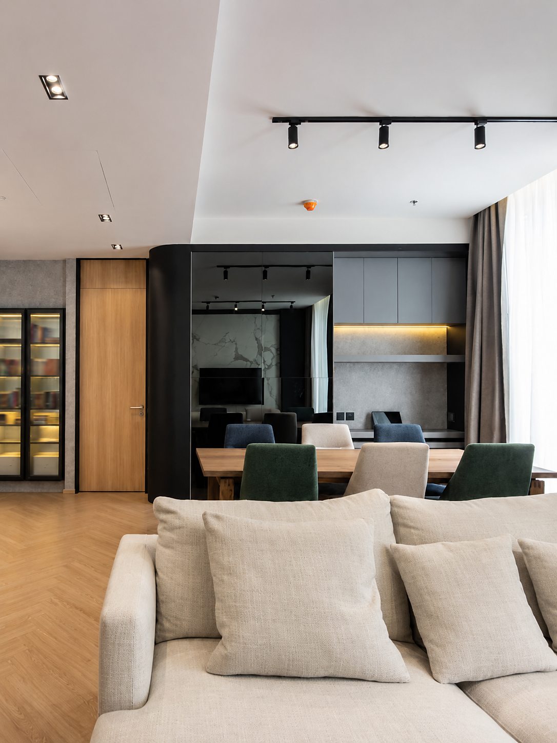 Noble BE19: Dining area