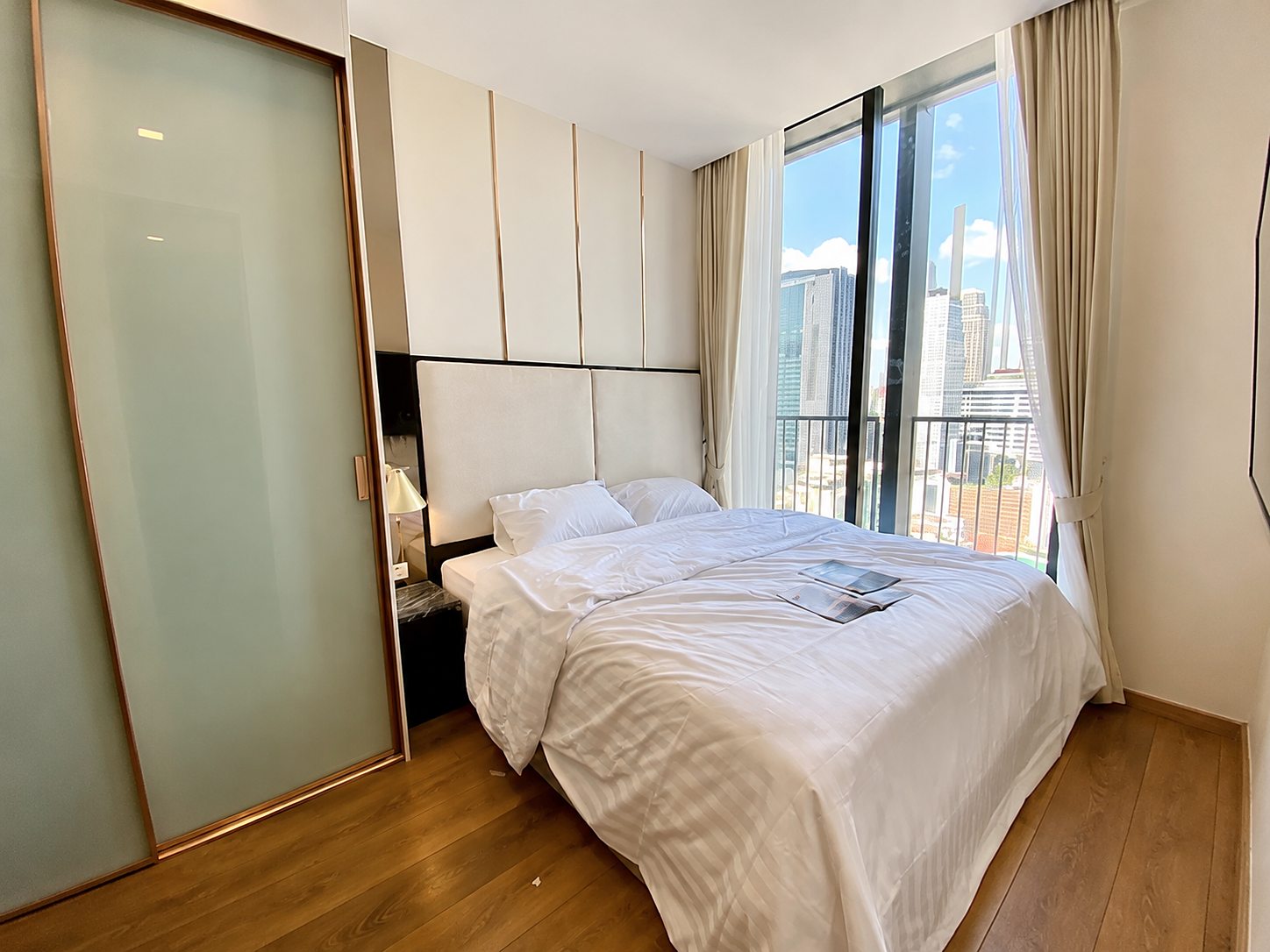 Noble BE33: Master bedroom