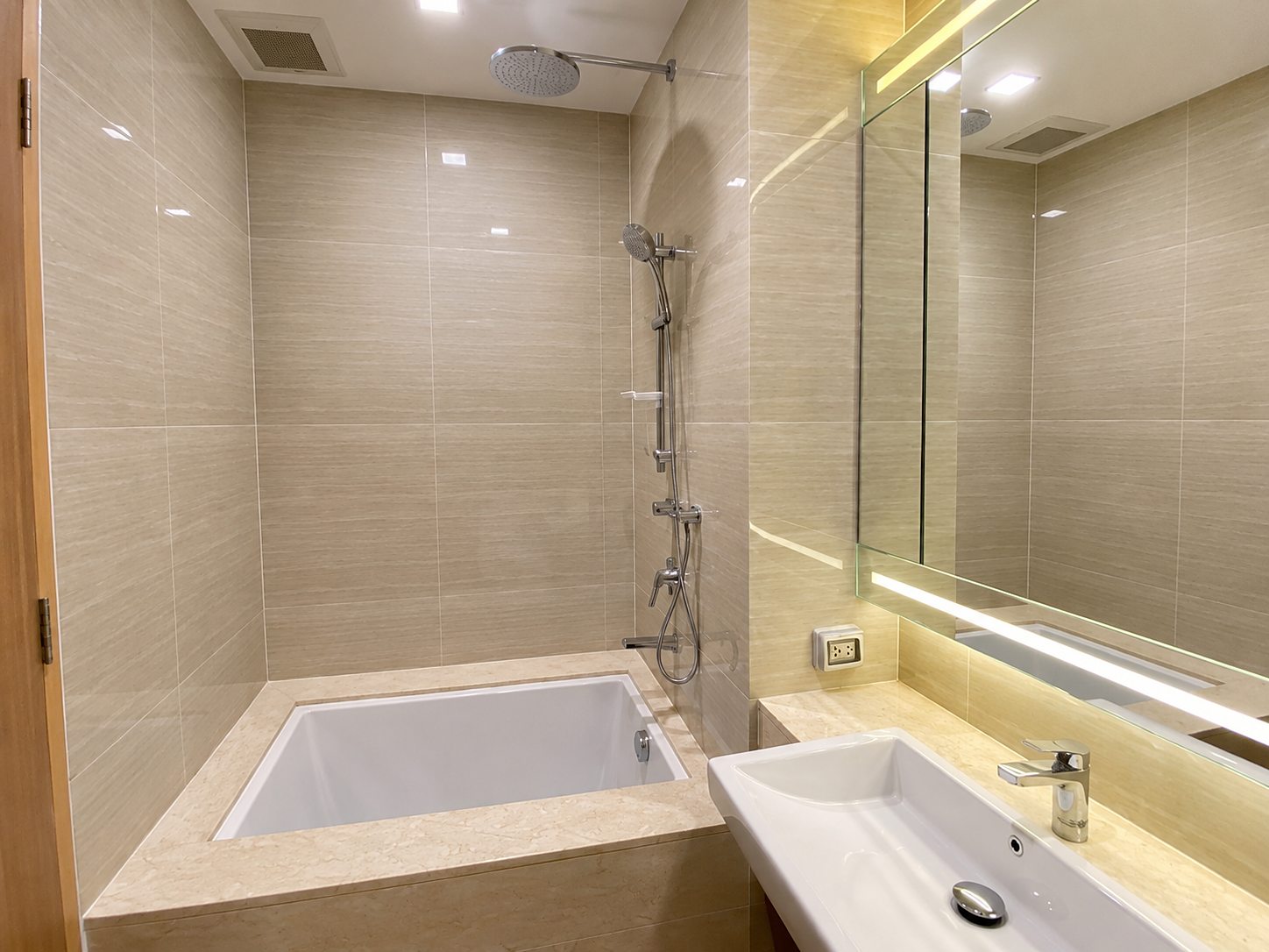 Noble BE33: Bathroom with bathtub
