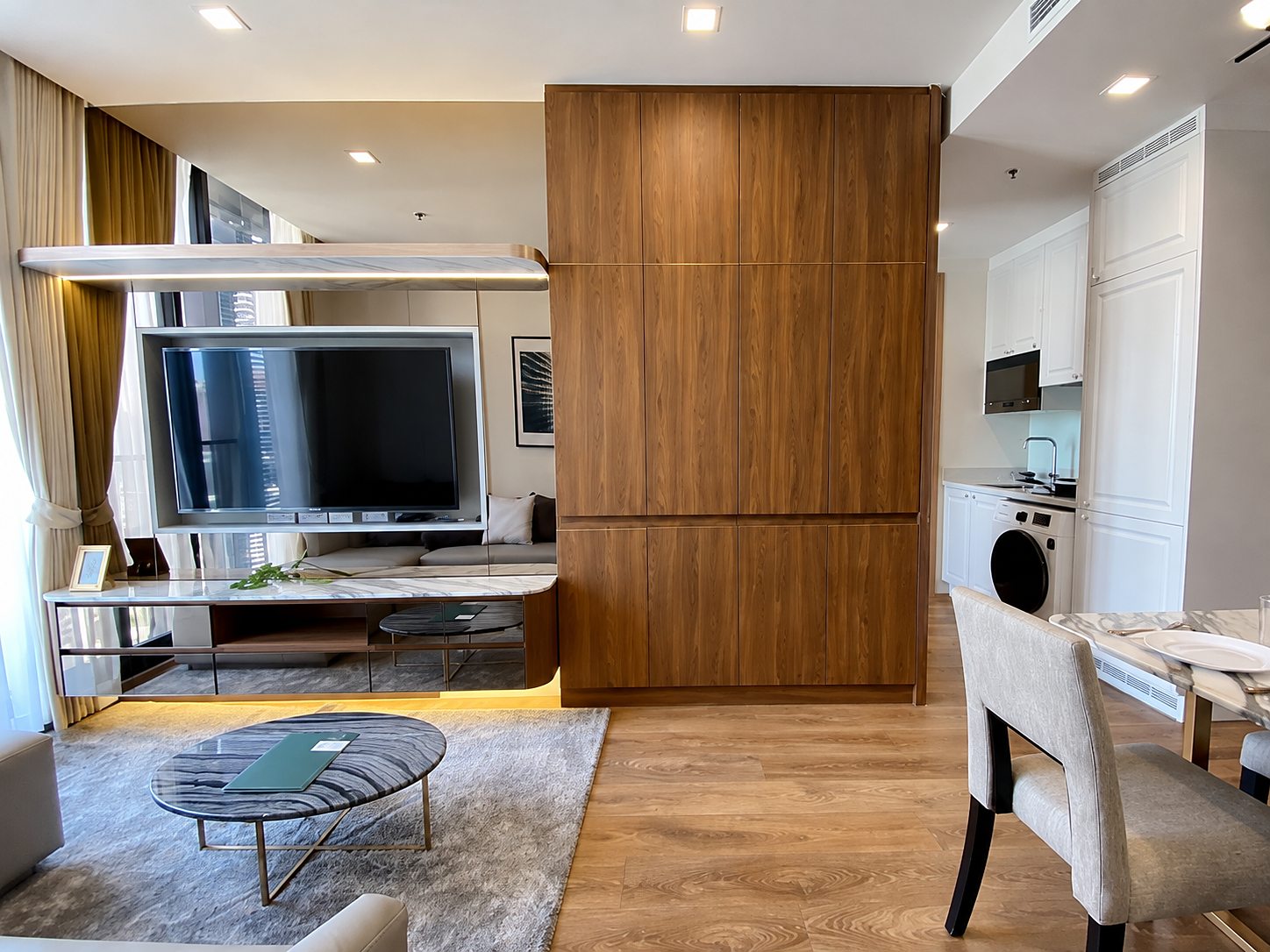 Noble BE33: Living and dining area