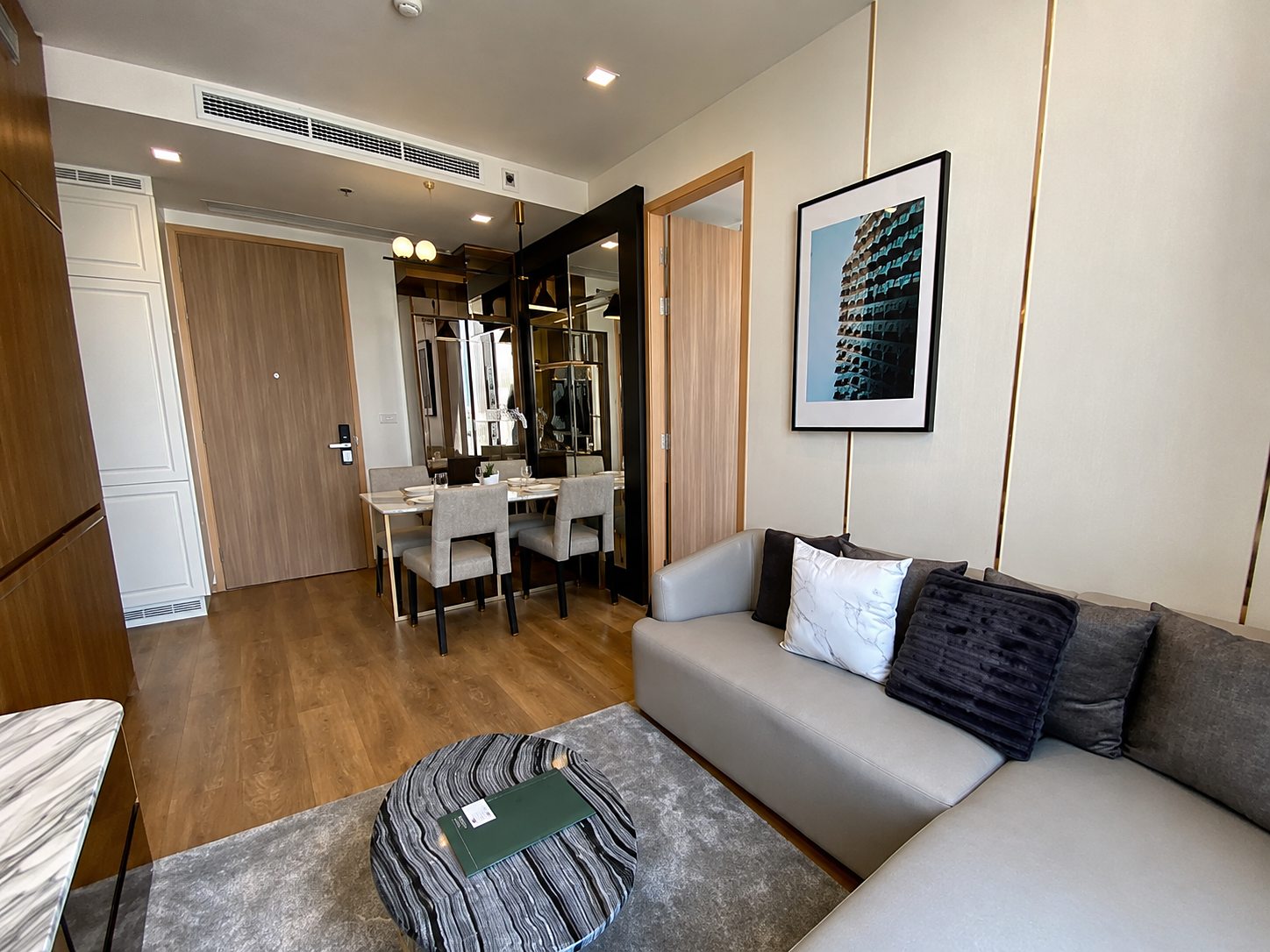 Noble BE33: Living room and entrance