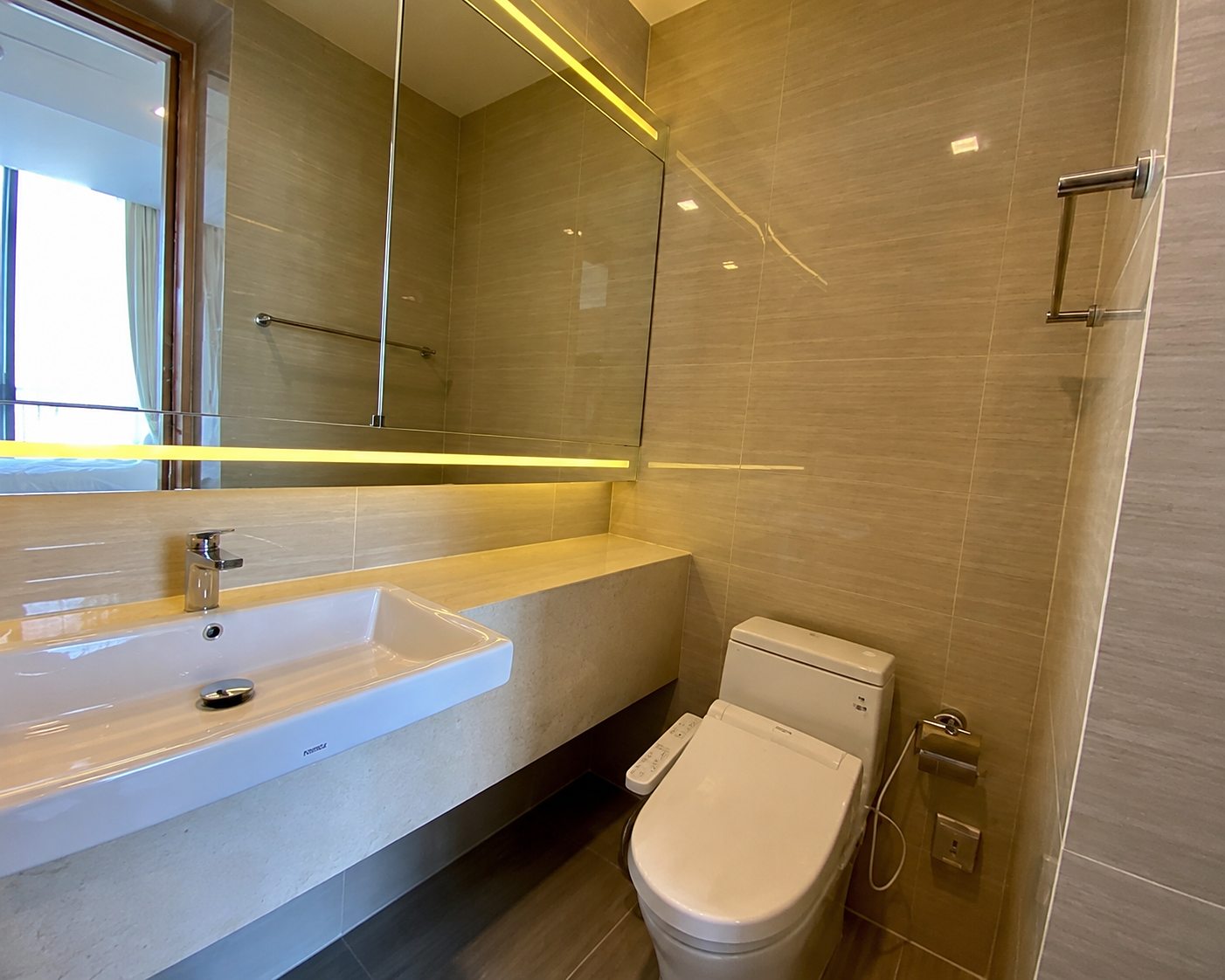 Noble BE33: Bathroom