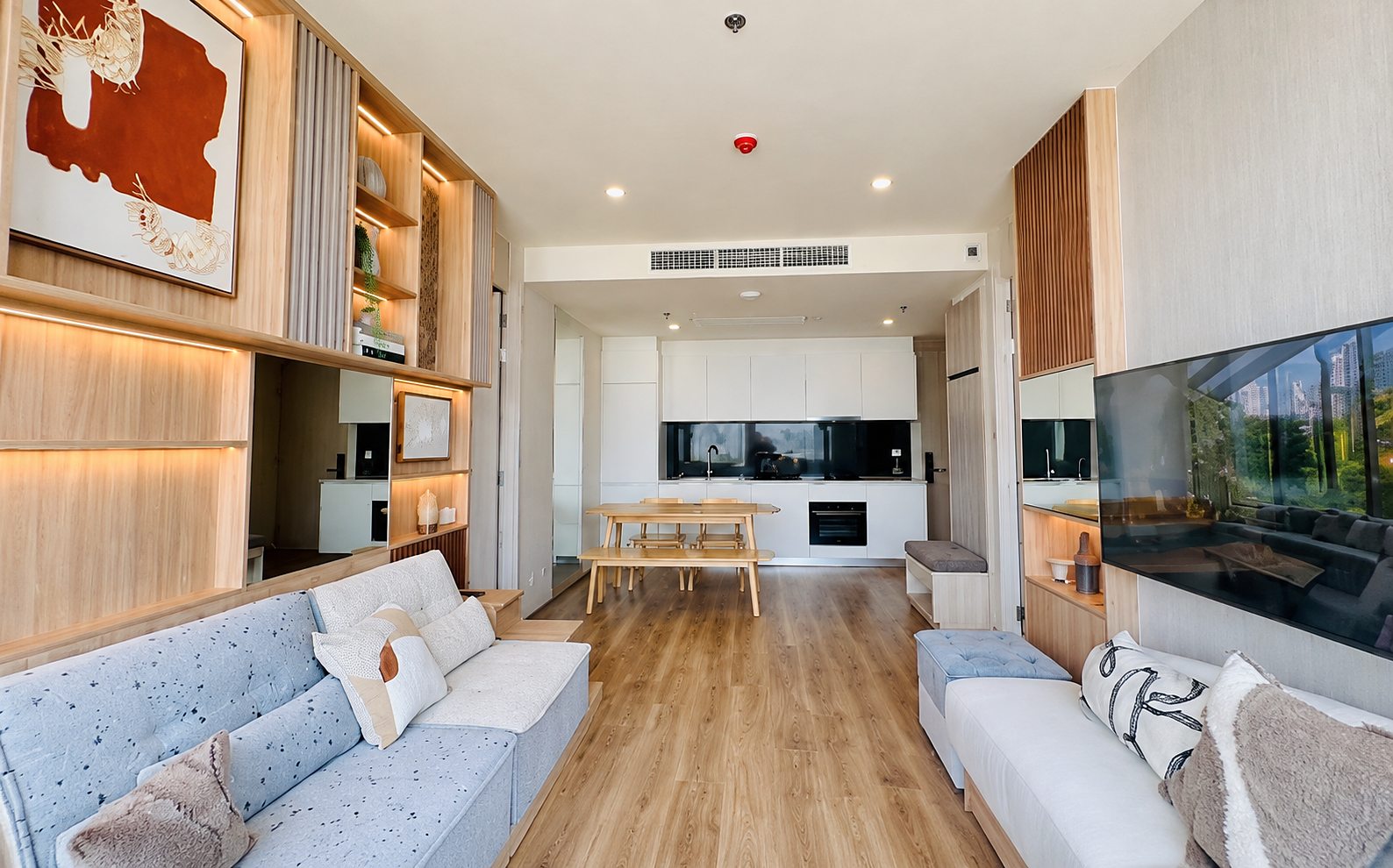 Noble Form Thonglor: Living and dining area