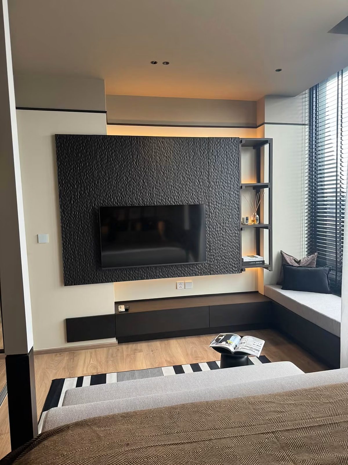 Noble Form Thonglor: TV wall and window seat