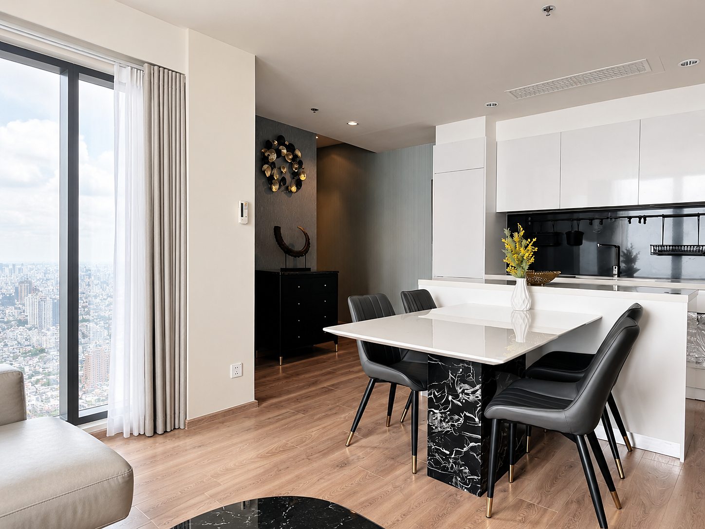 Noble Form Thonglor: Dining area with city view