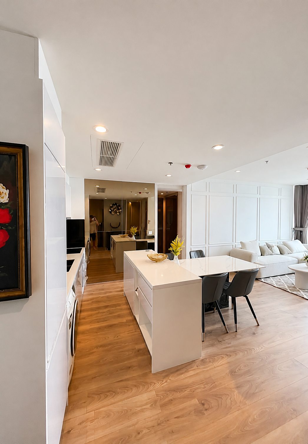 Noble Form Thonglor: Kitchen and dining area