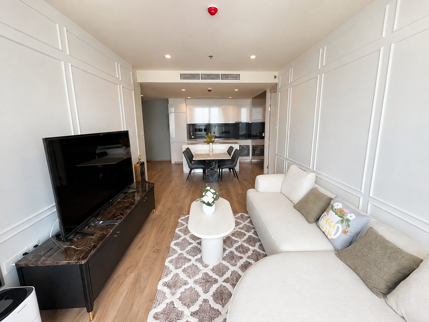 Noble Form Thonglor: Living room