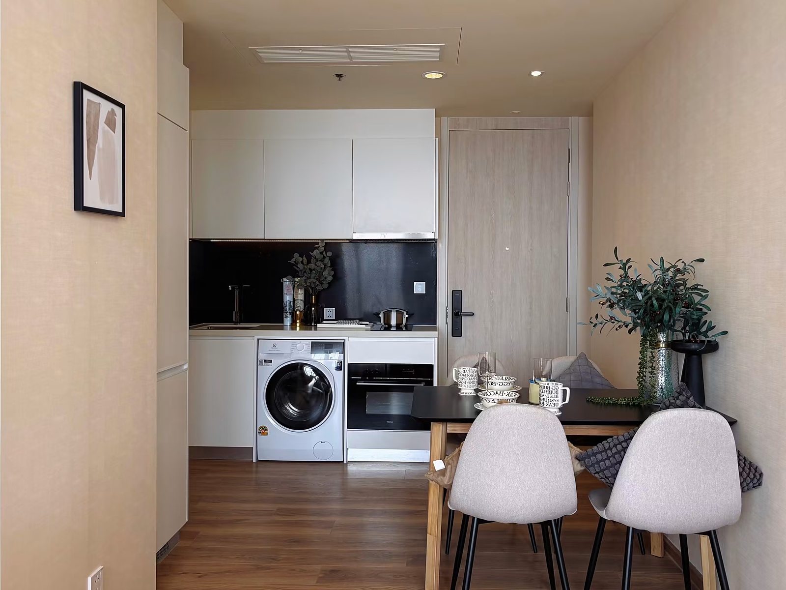 Noble Form Thonglor: Kitchen and dining area