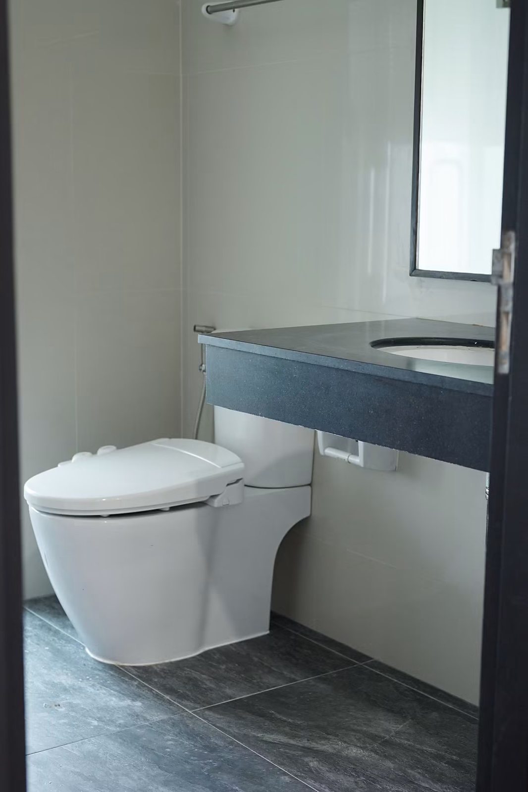 Noble Ora: Bathroom