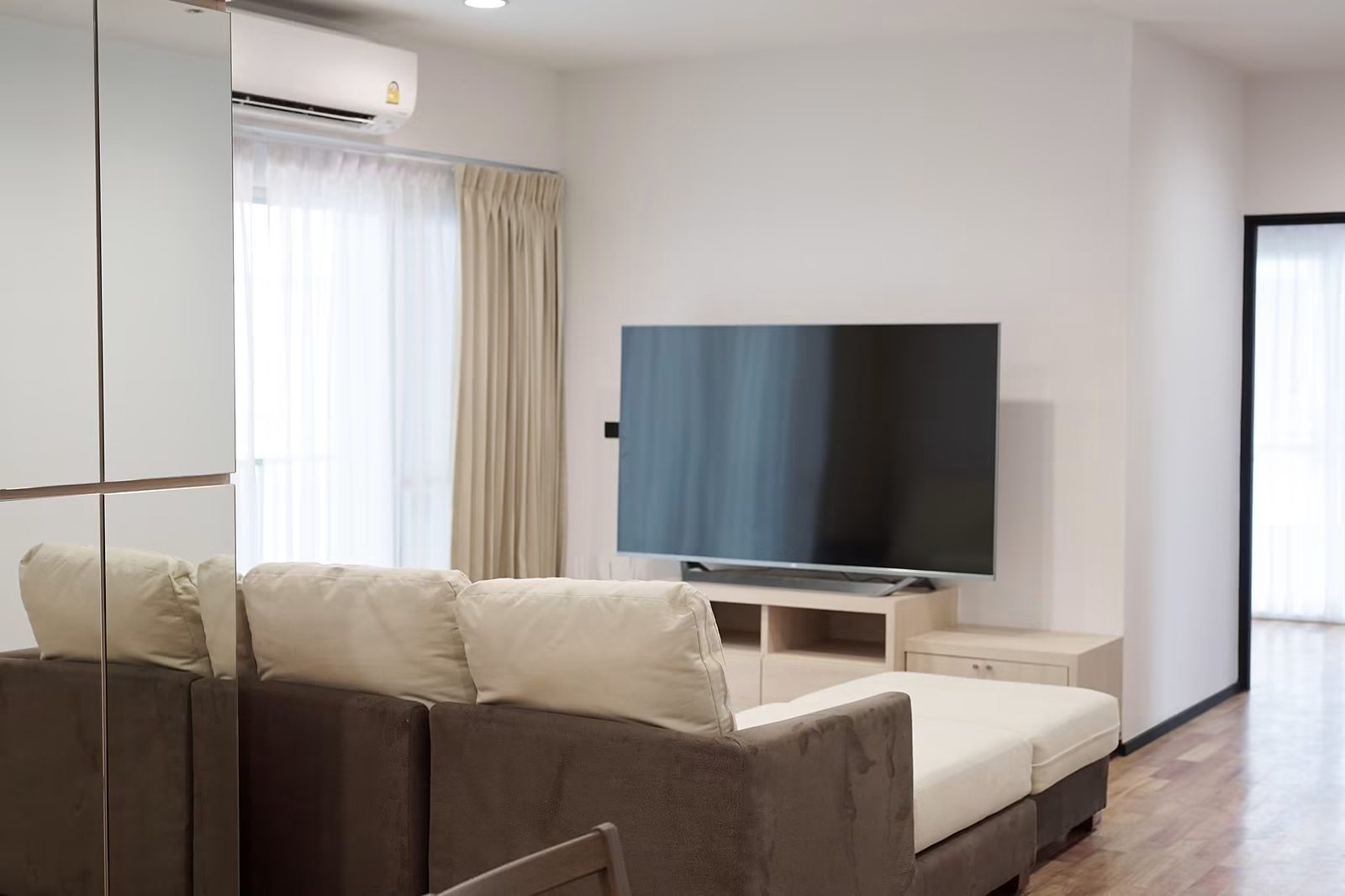 Noble Ora: Living room