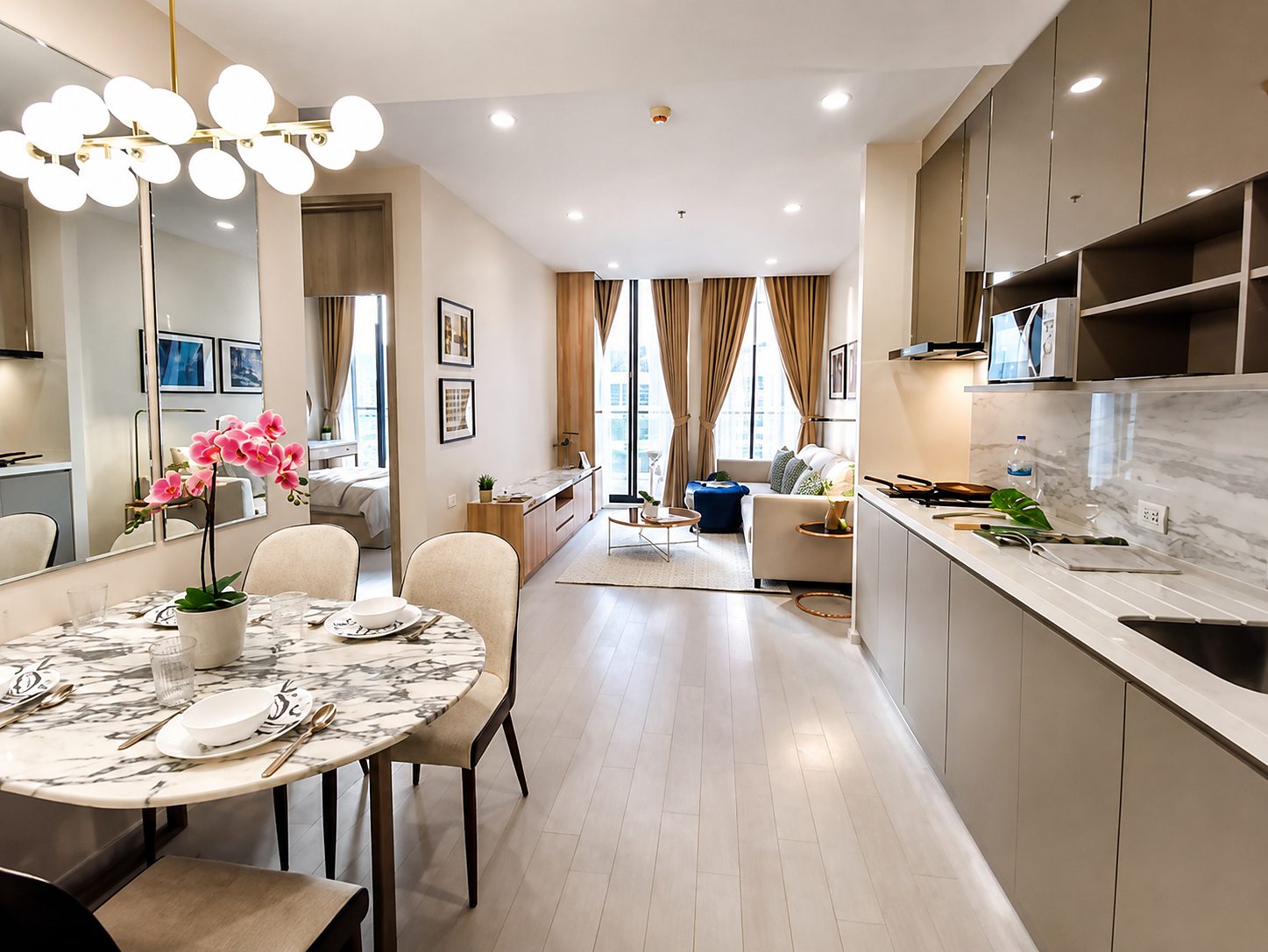 Noble Ploenchit: Kitchen and dining area