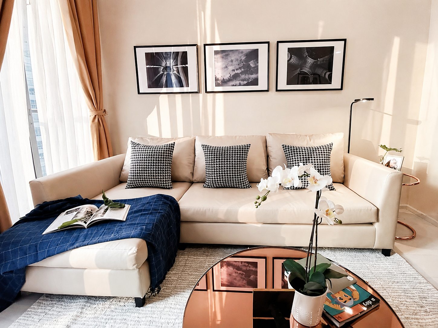 Noble Ploenchit: Living room